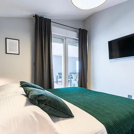 M - Penthouse Apartment Split