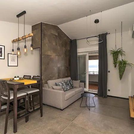 M - Penthouse Apartment Split